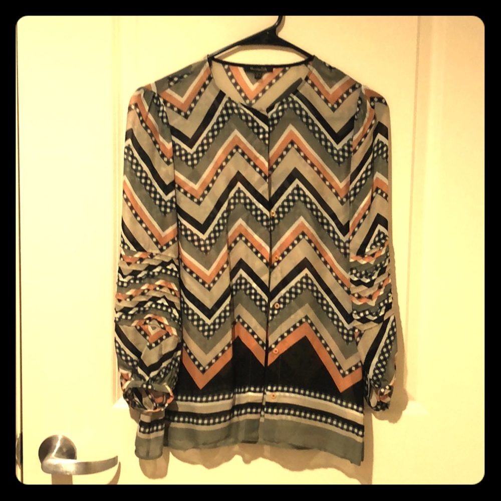 Geometric Print Shirt w/ Pleated Sleeve Detail